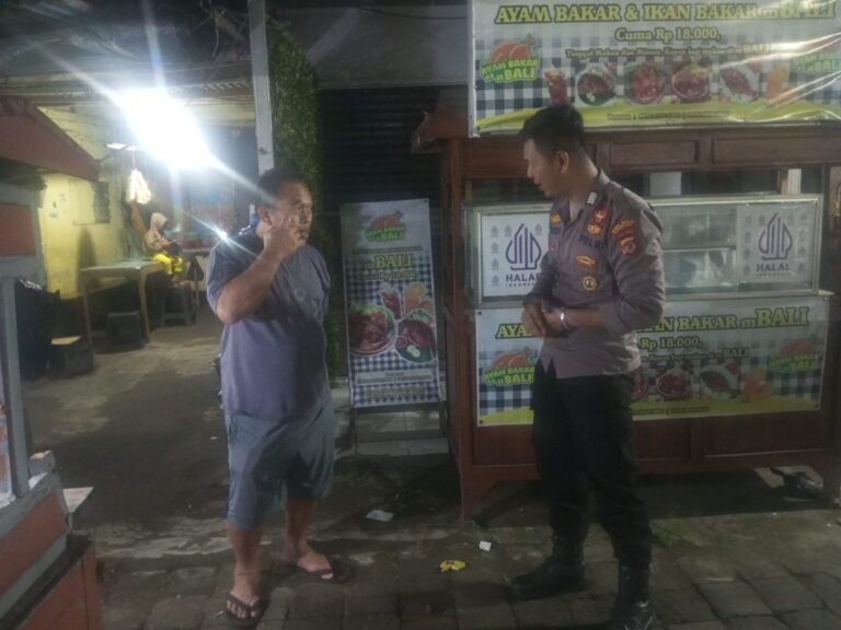 Patroli Dialogis Malam, Anggota Polsek Ciawigebang Ajak Warga Desa Ciputat Jaga Kamtibmas Pasca Idul Fitri 1447 H