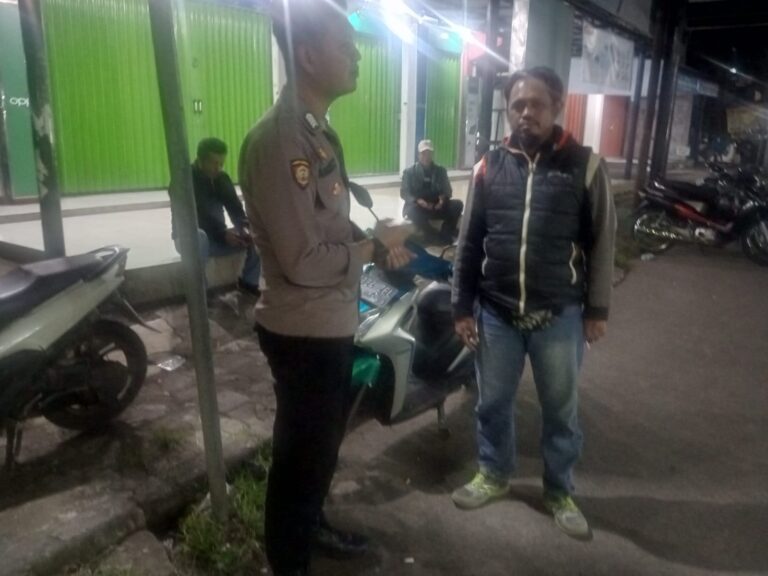 Pasca Idul Fitri 1447 H, Anggota Polsek Ciawigebang Sambangi Warga Desa Ciputat Sampaikan Himbauan Kamtibmas Saat Patroli Dialogis Malam