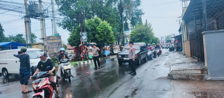 Antisipasi Lonjakan Kendaraan, Personel Pos PAM Ciawigebang Ops Ketupat Lodaya 2026 Atur Arus Lalin Pasca Idul Fitri