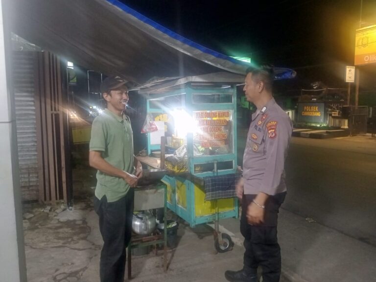 Pasca Idul Fitri, Anggota Polsek Ciawigebang Gencarkan Patroli Dialogis Malam Hari di Desa Ciputat