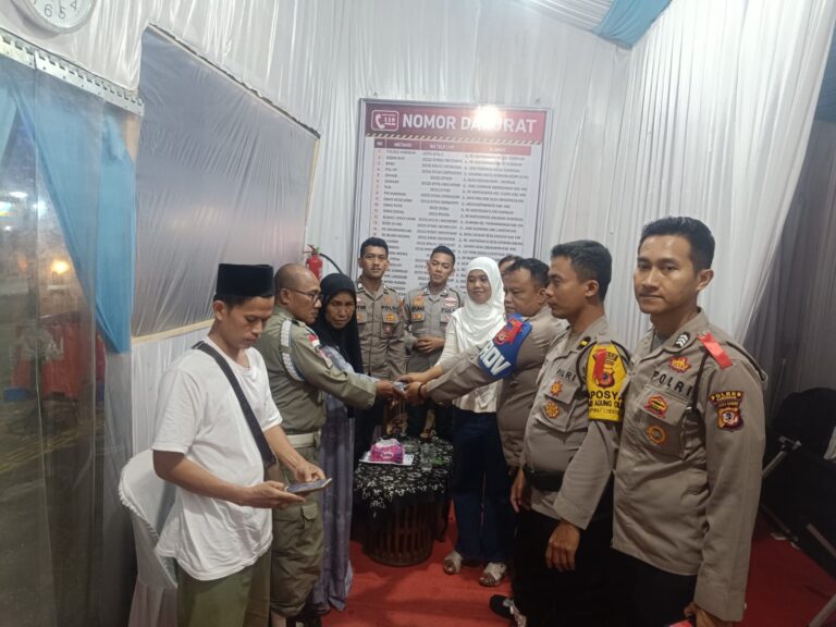 Aksi Kemanusiaan di Jalur Mudik: Personel Posyan Cilimus Berhasil Pertemukan Lansia yang Terpisah dengan Keluarganya