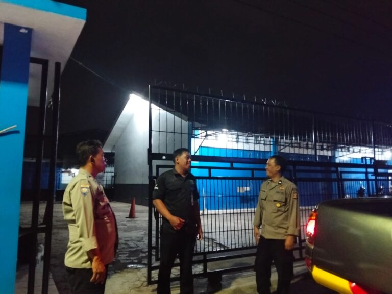 Polsek Cidahu Gelar Patroli Malam, Sambang Satpam Toko Putra Cimahi