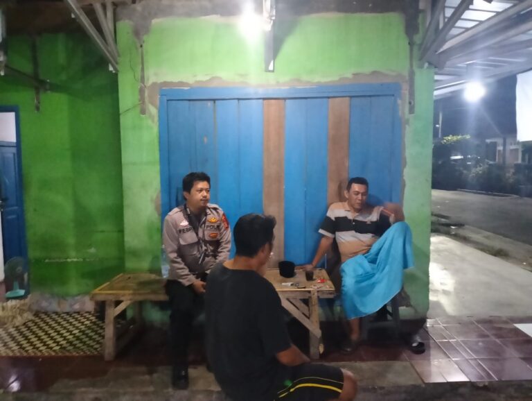 Polsek Ciwaru Intensifkan Patroli Malam, Kanit Sabhara Aipda Febri Pratama Sambangi Warga