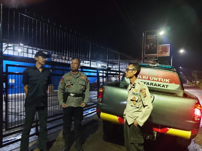 Polsek Cidahu Lakukan Patroli Dialogis, Sambang Satpam Toko Putra Cimahi