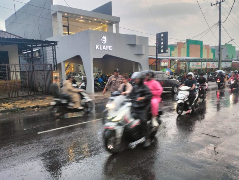 Personel Pos PAM Ciawigebang Ops Ketupat Lodaya 2026 Amankan Arus Balik Lebaran 2026 di Jalan Siliwangi