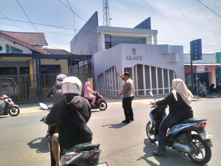 Personel Pos PAM Ciawigebang Ops Ketupat Lodaya 2026 Atur Lalu Lintas di Jalan Raya Siliwangi Ciawigebang, Arus Balik Lebaran 2026 Terpantau Lancar