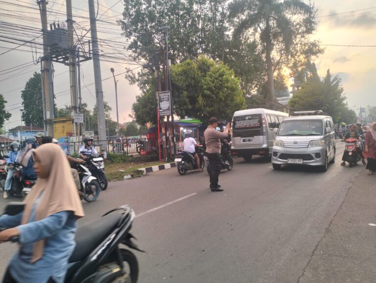 Personel Pos PAM Ciawigebang Ops Ketupat Lodaya 2026 Siaga Atur Arus Balik Lebaran 2026 di Jalan Siliwangi Ciawigebang