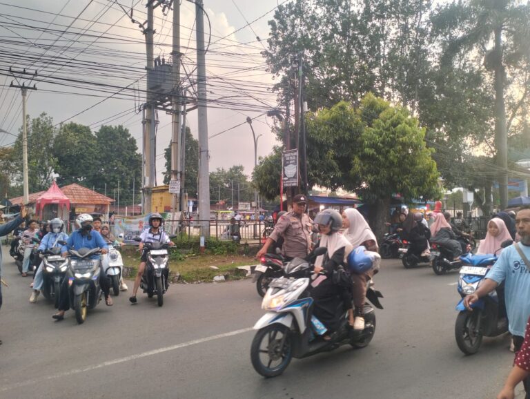 Arus Balik Lebaran 2026, Personel Pos PAM Ciawigebang Ops Ketupat Lodaya 2026 Turun Langsung di Jalan Siliwangi Ciawigebang