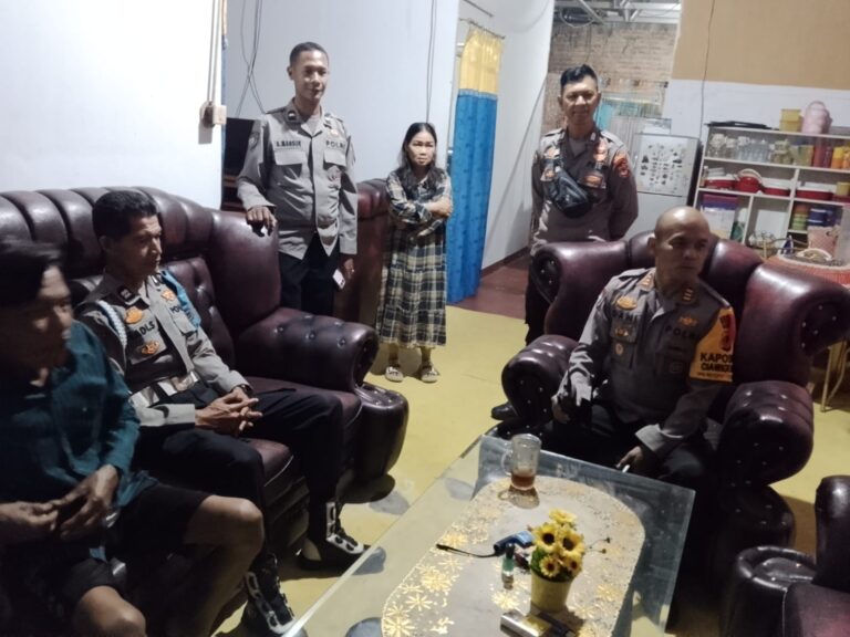 Silaturahmi Kamtibmas, Kapolsek Ciawigebang Sambangi Tokoh Masyarakat Saat Patroli KRYD Malam