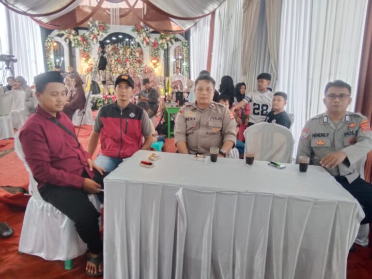 Bhabinkamtibmas Jaga Kondusifitas Acara Hiburan Warga Desa Sukadana