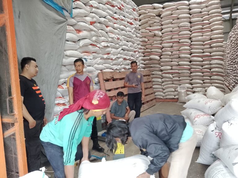 Wujud Kepedulian, Polsek Ciawigebang Dampingi Petani Desa Geresik Jual Jagung ke Bulog