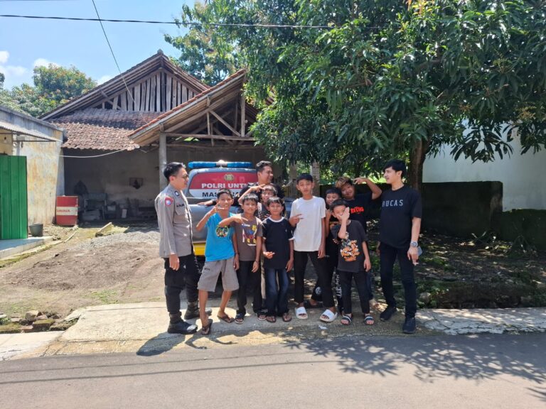 Polsek Cidahu Lakukan Patroli, Sambangi Anak-Anak di Desa Kertawana Sampaikan Pesan Kamtibmas