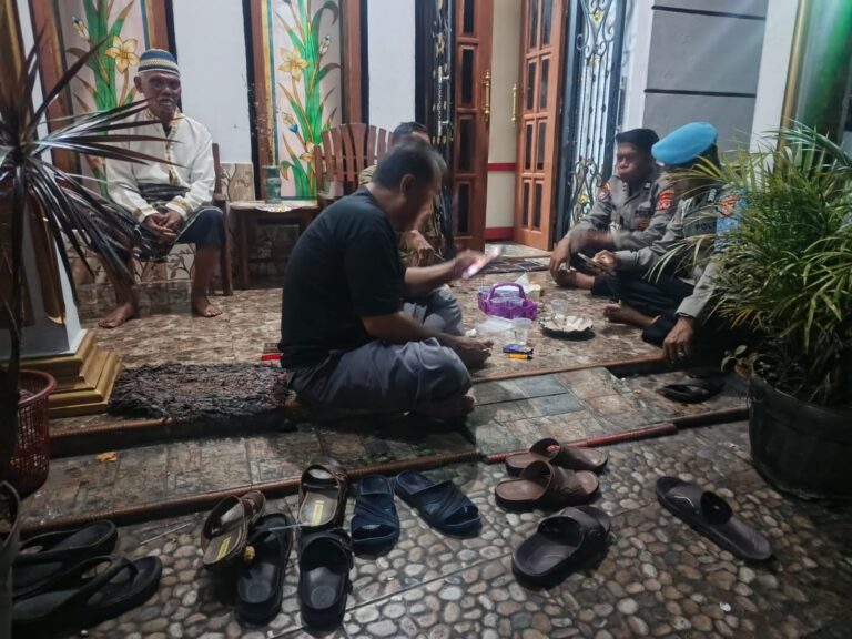 Personel Polsek Ciwaru Sambangi Rumah Warga, Pererat Silaturahmi dan Jaga Kamtibmas