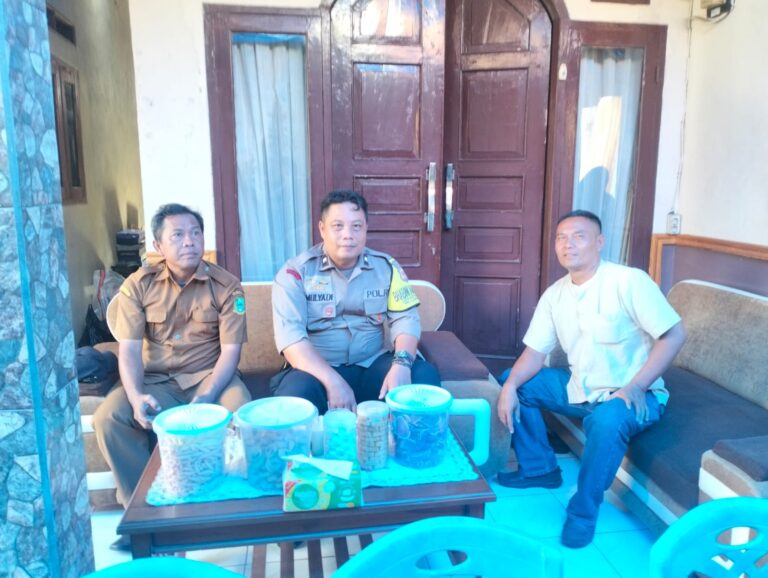 Sambang Warga Binaan, Bhabinkamtibmas Desa Kapandayan Hadiri Acara Khitanan