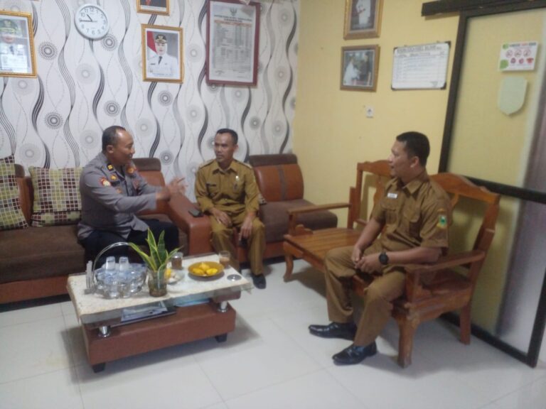 Sinergitas TNI-Polri dan Pemerintah, PLH Kapolsek Ciwaru Laksanakan Silaturahmi dengan Aparatur Desa