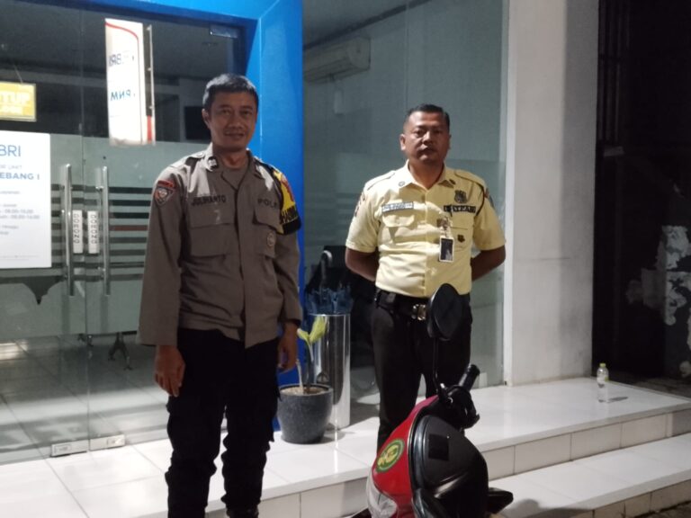 Patroli KRYD Malam Hari, Bhabinkamtibmas Polsek Ciawigebang Sambangi Satpam BRI Ciawigebang 1 Pasca Lebaran 2026