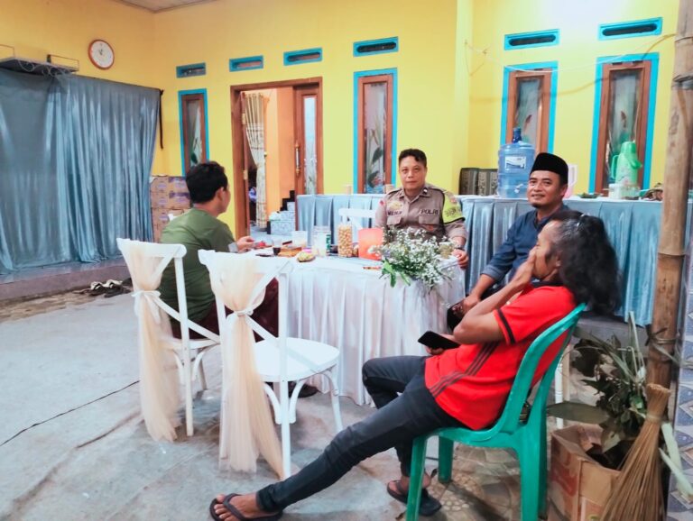Bhabinkamtibmas Desa Kapandayan Sambangi Warga Binaan Jelang Hajatan Pernikahan, Berikan Imbauan Kamtibmas