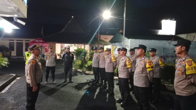 Zona 1 Solid! Kapolsek Mandirancan Pimpin Apel KRYD Demi Keamanan Malam Minggu
