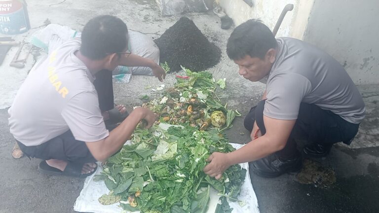 Sinergi Kapolsek Mandirancan dan Anggota, Gerakkan Proses Zero Waste Demi Lingkungan Bersih