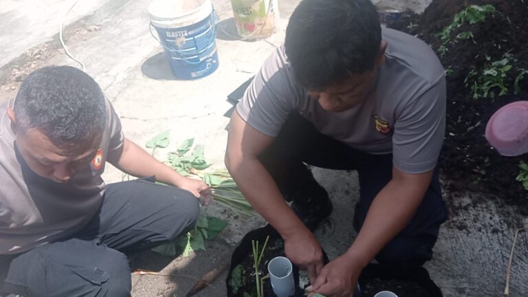Kapolsek Mandirancan Bersama Anggota Terapkan Proses Zero Waste untuk Lingkungan Sehat