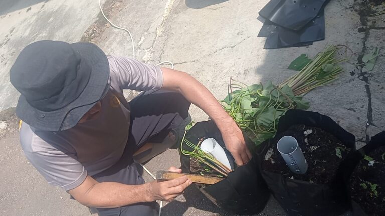 Kapolsek Mandirancan dan Jajaran Dukung Gerakan Zero Waste di Lingkungan Polsek