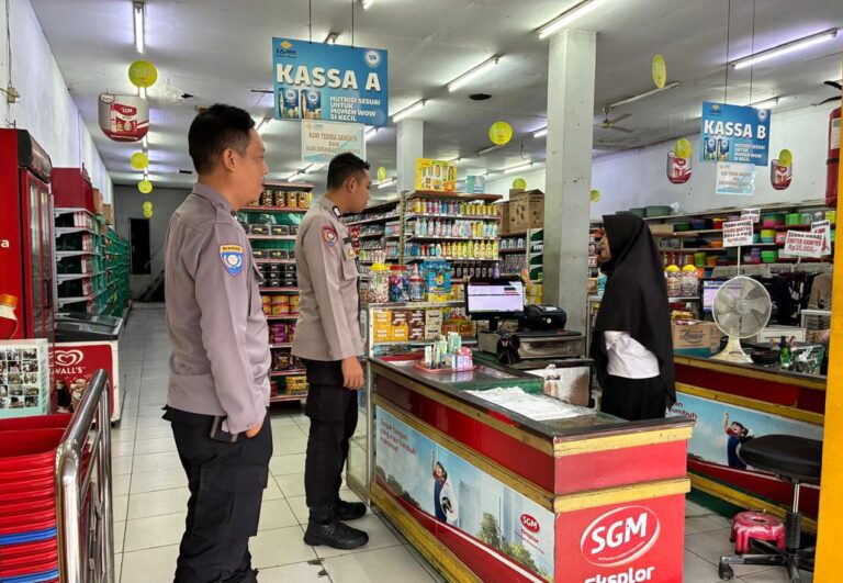 Sambangi Toserba Fajar Patroli Siang Polsek Mandirancan Tingkatkan Kamtibmas