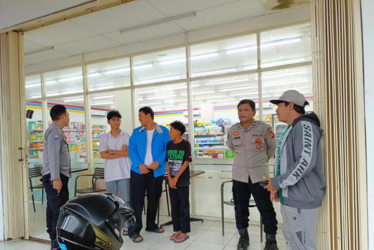 Kapolsek Mandirancan Pimpin Patroli Sore di Minimarket, Tekankan Pencegahan Kejahatan