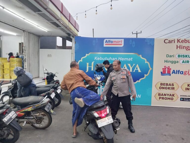 Patroli Siang Polsek Kramatmulya Jaga Keamanan di Wilayah Hukum Sambangi Warga Desa Kramatmulya