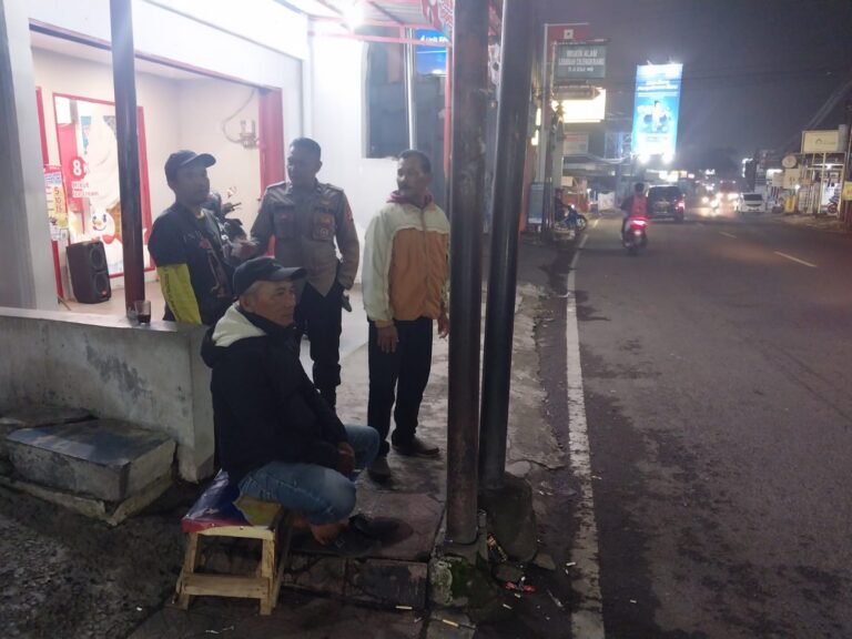 Polsek Kramatmulya Laksanakan Patroli Malam Hari Jaga Harkamtibmas di Sekitaran Pertokoan Pasar Kramatmulya