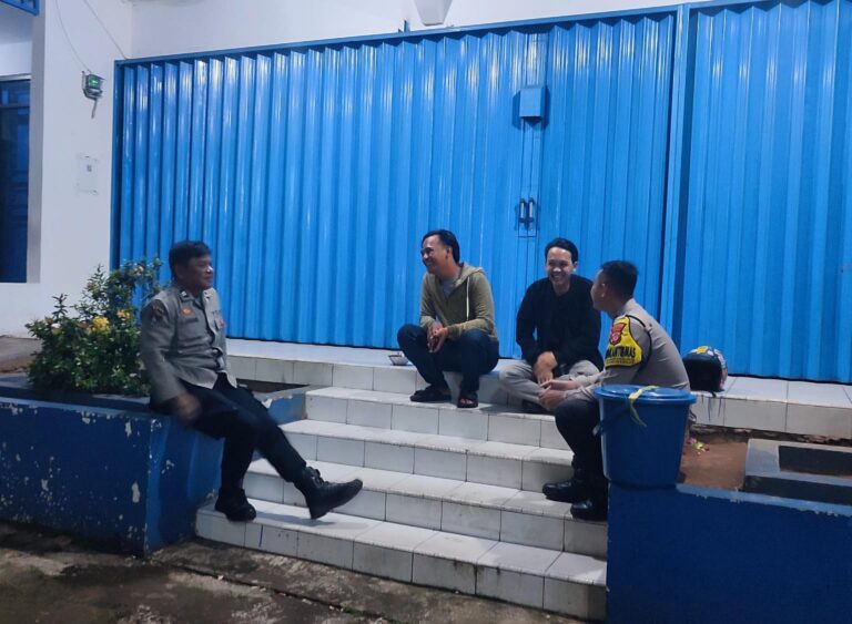 Sambang Malam Ka SPKT 1 Polsek Mandirancan di Blok Kasab, Dorong Warga Waspada Kejahatan