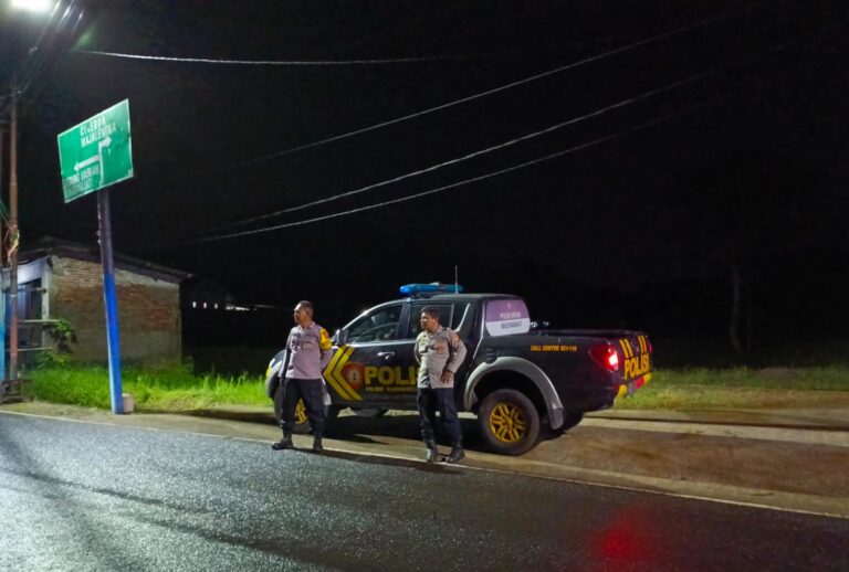 Ka SPKT 1 Polsek Mandirancan Sambangi Pemukiman, Cegah Aksi Kriminal Dini Hari