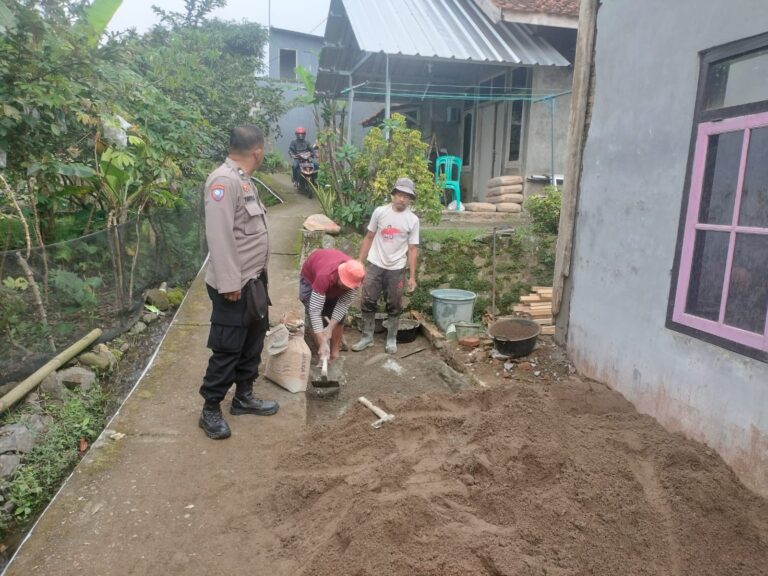 Bhabinkamtibmas Polsek Kramatmulya Patroli Dialogis Ajak Warga Jaga Kamtibmas di Desa Pajambon