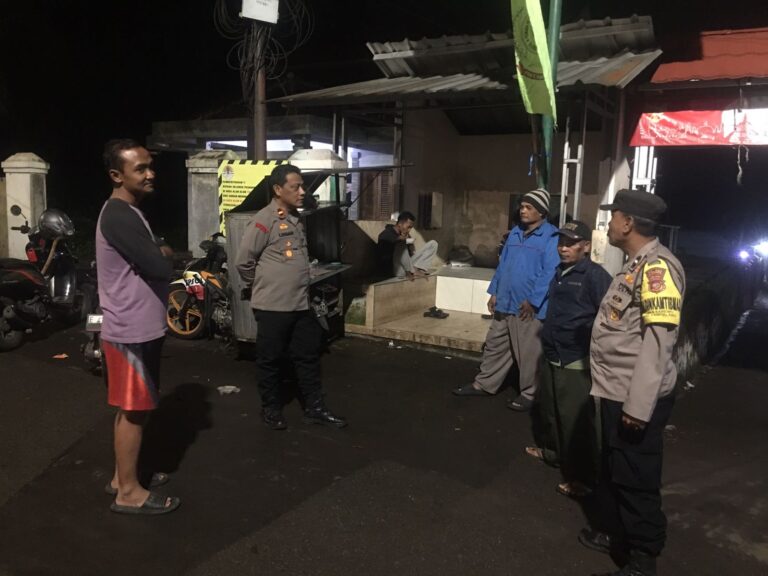 IPDA Lukman Hakim Pimpin Langsung Patroli Malam di Desa Silebu, Perkuat Himbauan Kamtibmas dan Antisipasi C3 Demi Wujudkan Situasi Aman dan Tertib