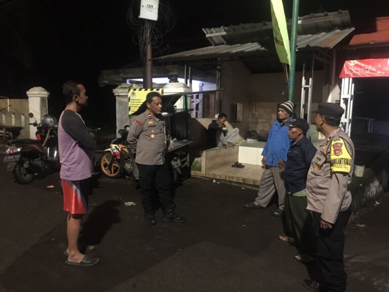 IPDA Lukman Hakim Pimpin Langsung Patroli Malam di Desa Silebu, Perkuat Himbauan Kamtibmas dan Antisipasi C3 Demi Wujudkan Situasi Kondusif