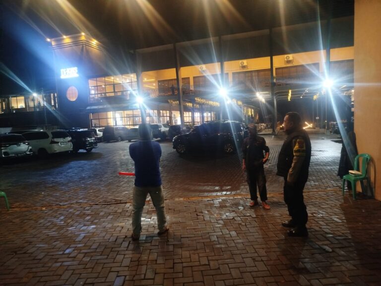 Piket Polsek Kramatmulya Laksanakan Patroli Malam Hari Jaga Harkamtibmas di Wilayah Hukum Sambangi Security Café de Jons Pool Desa Cilaja