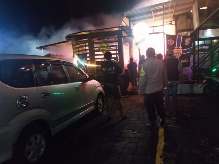 Polsek Kramatmulya Laksanakan Patroli Malam Hari Jaga Harkamtibmas di Wilayah Hukum Sambangi Kedai Sikiting Desa Cilaja