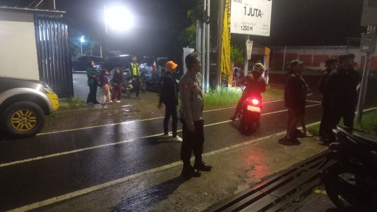 Polsek Kramatmulya Laksanakan Patroli Malam Hari Jaga Harkamtibmas di Wilayah Hukum Sambangi Warga