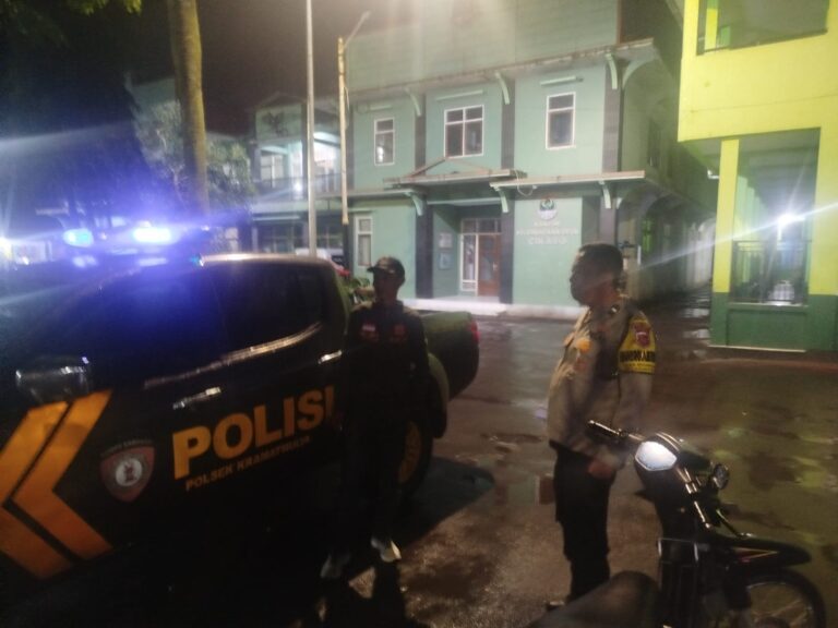 Patroli Malam Hari Polsek Kramatmulya Jaga Harkamtibmas di Wilayah Hukum Sambangi Linmas Desa Cikaso
