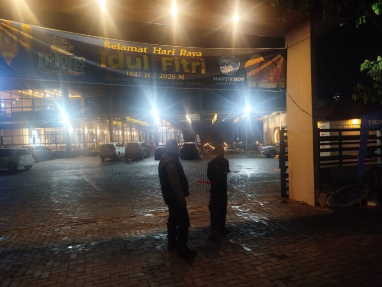 Patroli Malam Hari Polsek Kramatmulya Jaga Harkamtibmas di Wilayah Hukum Sambangi Security Café D’Jons Desa Cilaja