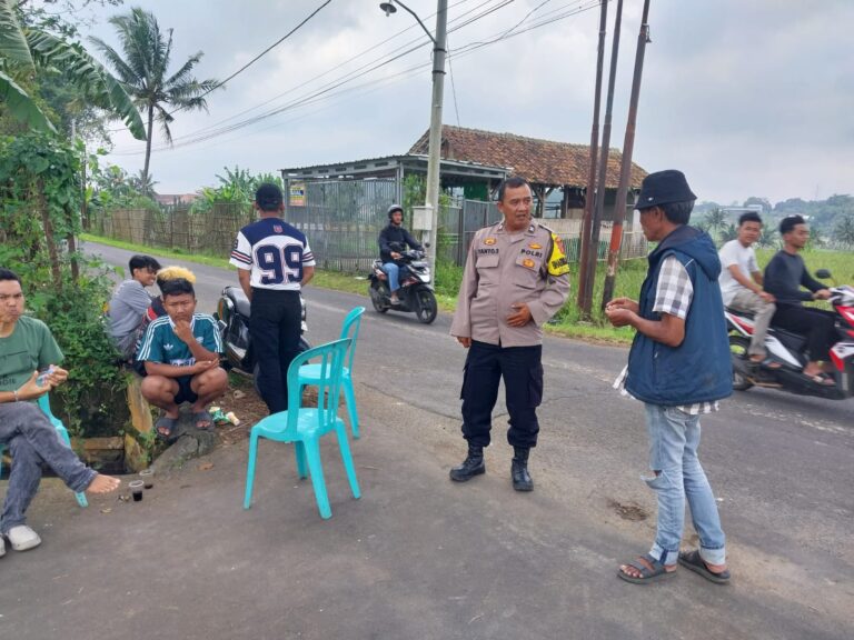 Polsek Kramatmulya Laksanakan Patroli Dialogis Warga Ajak Warga Jaga Kamtibmas di Desa Pajambon