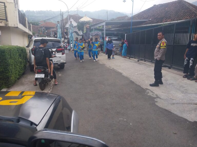 Polsek Kramatmulya Laksanakan Pengamanan Hajatan Warga Ajak Warga Jaga Kamtibmas di Desa Pajambon