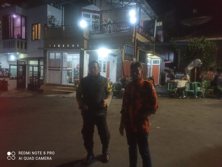 Patroli Malam Hari Polsek Kramatmulya Jaga Harkamtibmas di Wilayah Hukum Sambangi Warga Desa Kalapagunung