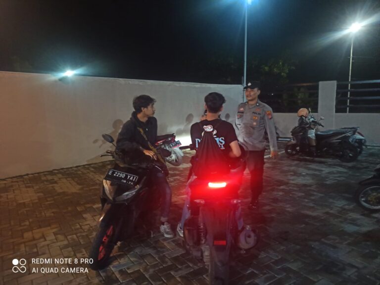 Patroli Malam Hari Polsek Kramatmulya Jaga Harkamtibmas di Wilayah Hukum Sambangi Warga Desa Karangmangu