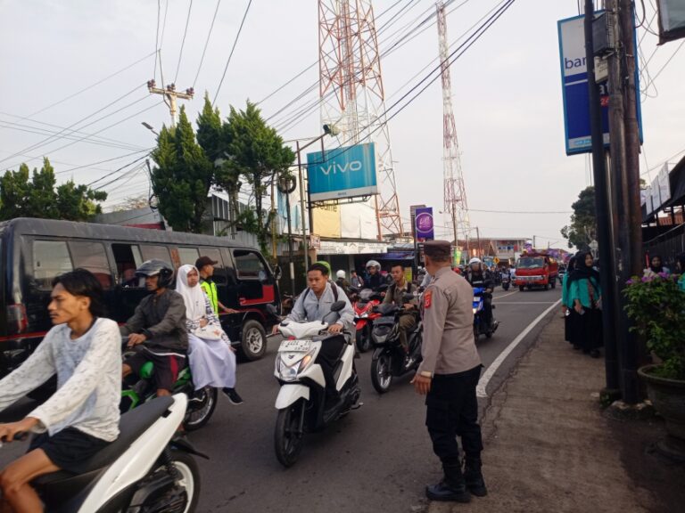Bhabinkamtibmas Polsek Cigugur laksanakan pengaturan lalu lintas di pertigaan cipari guna tercipta kamseltibcarlantas