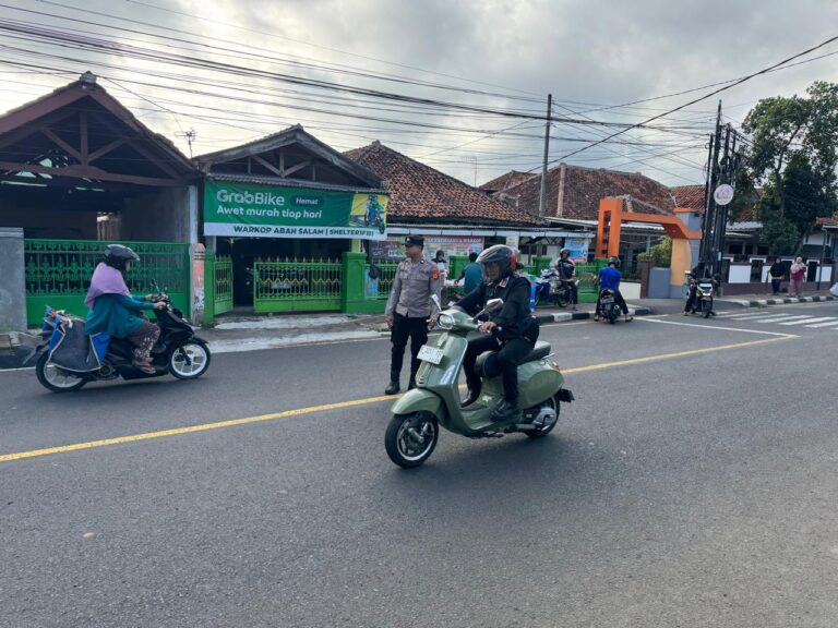 Urai kemacetan, Personil Polsek Cigugur laksanakan pengaturan lalu lintas pagi hari di sman 1 cigugur