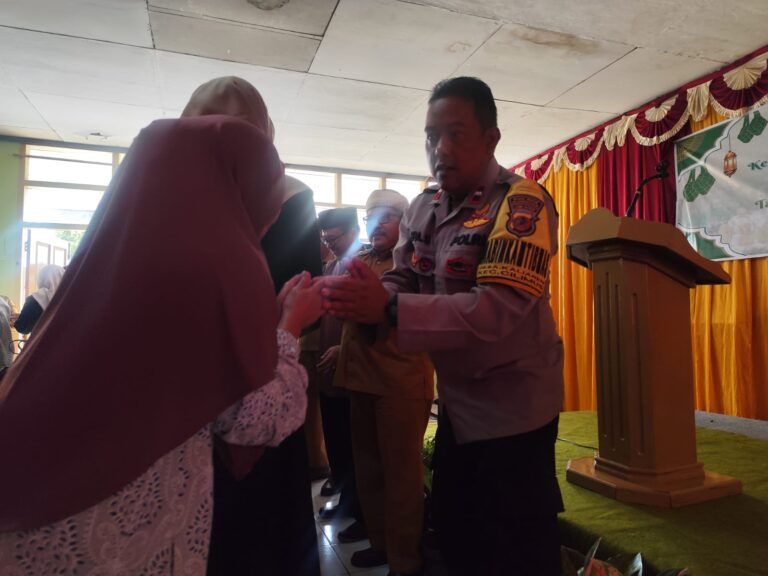 Kehadiran Bhabinkamtibmas Polsek Cilimus Warnai Halal Bihalal SMPN 1 Cigandamekar