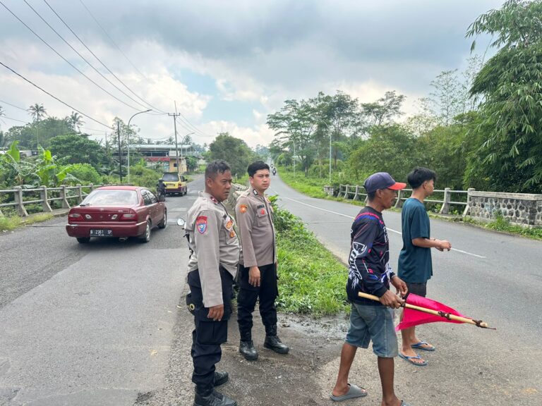 Sinergi Polisi dan Masyarakat Jaga Ketertiban Lalu Lintas di Cilimus