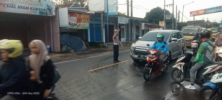 Jam Sibuk Terkendali, Polsek Cilimus Hadir Berikan Pelayanan Terbaik