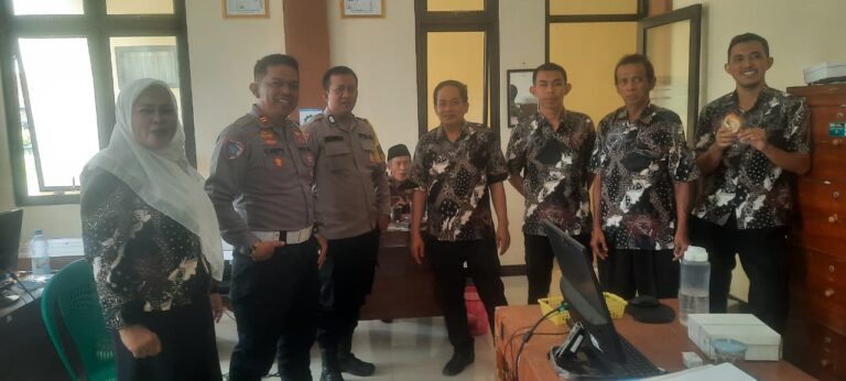 Sambangi Obyek Vital, Polsek Cilimus Jaga Keamanan Kantor Desa