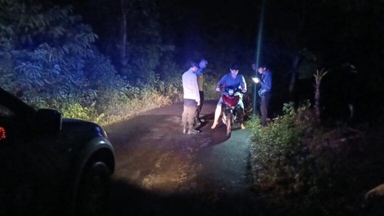 Anggota Polsek Ciniru melaksanakan patroli dialogis dalam rangka mengantisipasi tindak kejahatan C3 (Curat, Curas, dan Curanmor)